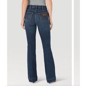 THE WRANGLER RETRO® GREEN JEAN: WOMEN'S HIGH RISE TROUSER IN SARA